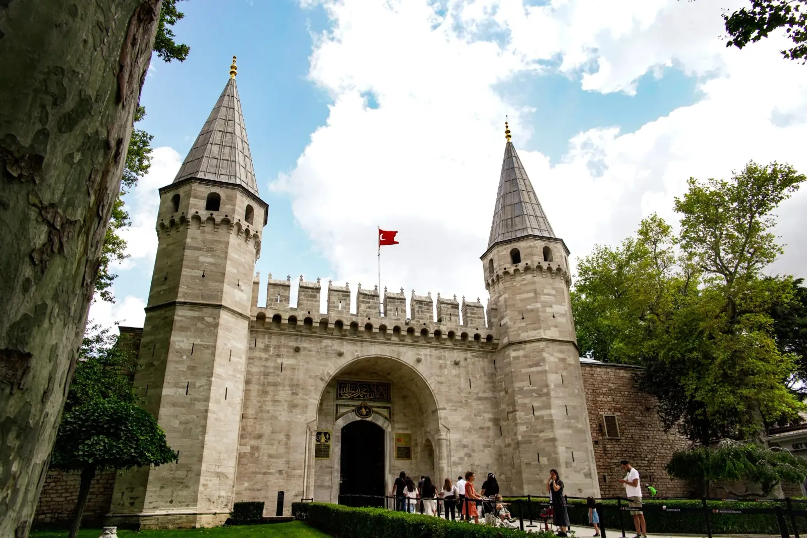 La Puerta del Saludo del Palacio de Topkapı, con sus dos torres cónicas
