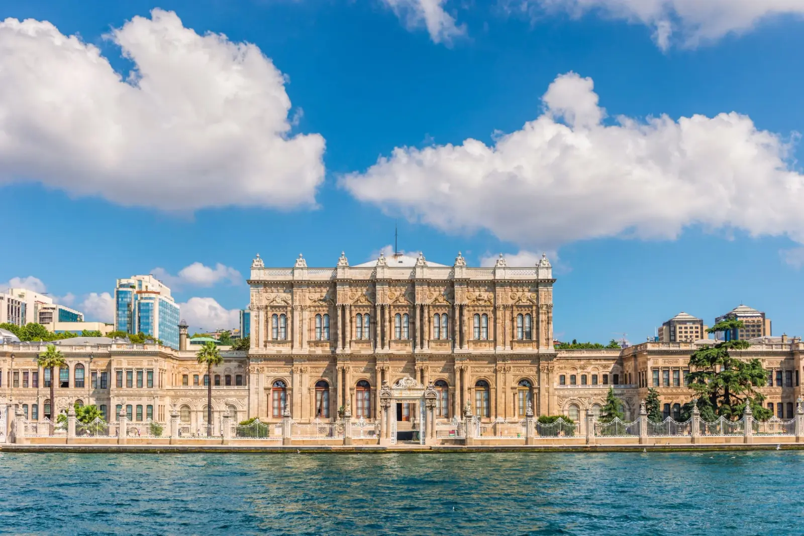 El Palacio de Dolmabahçe visto desde el Bósforo